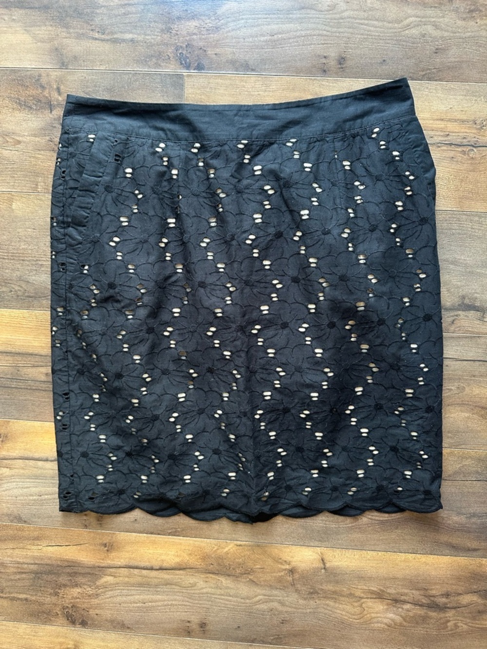 Laundry Shelli Segal Black Eyelet Skirt Size 10 Scallop Hem Chic